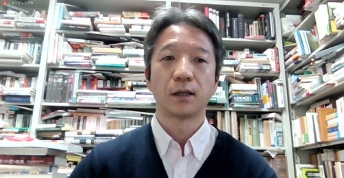 이타가키 류타(板垣龍太) 도시샤(同志社)대 교수가 10일 열린 온라인 기자회견에서 위안부 실체를 부정하는 마크 램지어 미 하버드대 교수의 논문을 비판하는 긴급성명 내용을 설명하고 있다.    연합뉴스